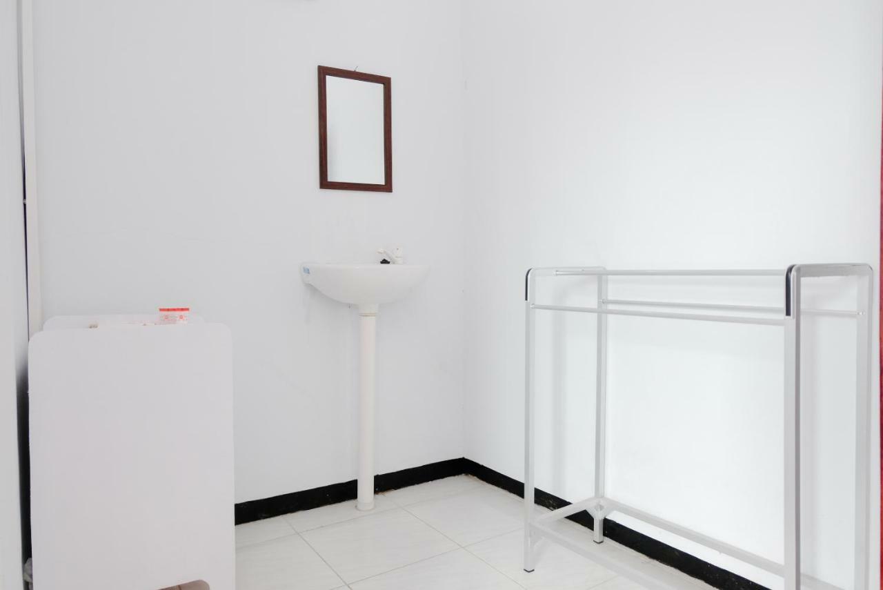 Reddoorz Syariah @ Puncak Buring Ξενοδοχείο Μαλάνγκ Δωμάτιο φωτογραφία
